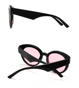Détail de lunettes rock rétro montrant la branche côtelée et les verres rose clair