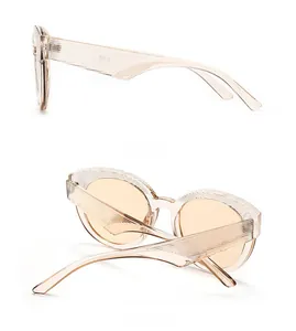 Détail de lunettes de soleil champagne avec monture transparente texturée vue de côté et de dos