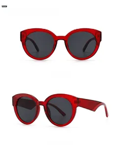 Détails macro de lunettes de soleil œil de chat rouges avec monture texturée