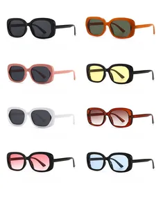 Vue à plat de lunettes de soleil ovales en écaille, noir et ambre sur un fond blanc neutre