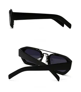 Detailansicht der modernen rechteckigen Sonnenbrille mit schwarzen Rahmenseiten und Rückseite
