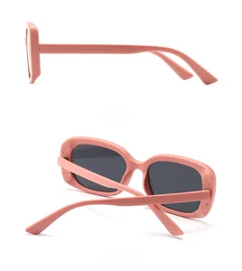 Vue détaillée de côté et de l'arrière de lunettes de soleil ovales en rose mat
