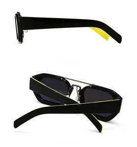 Detailansicht der quadratischen schwarzen Sonnenbrille mit gelber Innenseite und Bügeln