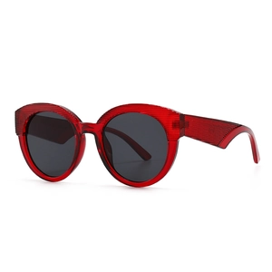Lunettes de soleil œil-de-chat rétro avec monture rouge nervurée et verres foncés