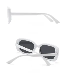 Vue latérale et arrière des lunettes de soleil ovales blanches au style rétro