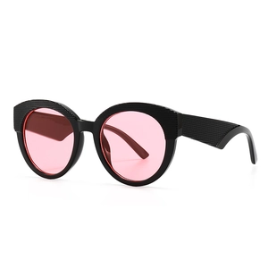Lunettes de soleil rondes rétro noires avec verres roses translucides pour femmes