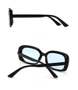 Vues latérale et arrière des lunettes de soleil ovales rétro avec monture noire et verres bleus