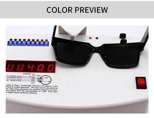 Dettaglio degli occhiali da sole neri con test di protezione UV400 visibile sul display