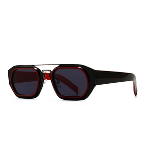Moderne Retro-Quadrat-Sonnenbrille mit schwarz-rotem Rahmen und Metall-Doppelsteg