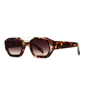 Retro quadratische Sonnenbrille mit Schildpatt-Rahmen, Doppelsteg und braunem Verlauf