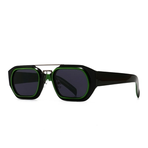 Moderne rechteckige Sonnenbrille mit schwarzem Rahmen und grünen Farbakzenten innen