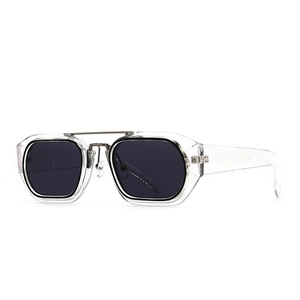 Moderne Retro-Sonnenbrille mit transparentem Rahmen und dunklen Gläsern