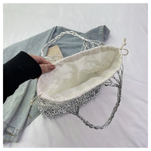 Detailaufnahme der silbernen Netztasche mit weißem Baumwoll-Innenbeutel zum Zuziehen