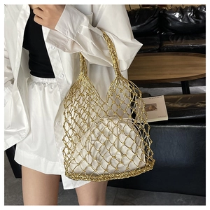 Detailaufnahme der goldgewebten Netztasche mit weißem Kordelzug-Innenfutter