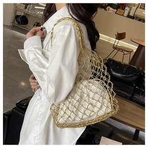 Detailaufnahme der goldfarbenen Netztasche mit weißem Kordelzug-Innentäschchen