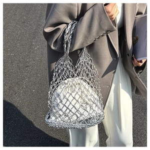 Detail der silbernen Metallic-Webtasche mit weißem Kordelzugfutter im Street-Style-Look
