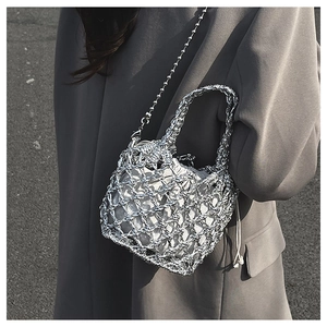 Detail der silbernen Metallic-Webtasche mit Perlenkette und Kordelzug-Innenfutter
