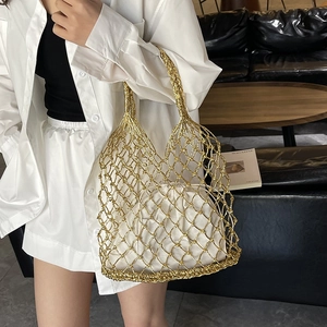 Handgewebte goldene Netztasche mit weißem Kordelzug-Innenbeutel für den Strand