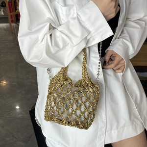 Handgefertigte goldene Netztasche mit Kordelzugfutter und Metall-Kettenriemen