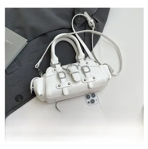 Mini sac bandoulière blanc avec boucles et téléphone pour comparer la taille