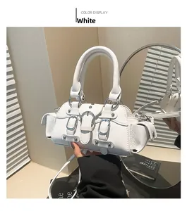 Vue détaillée du sac à main motard en cuir blanc avec boucles argentées et multi-sangles