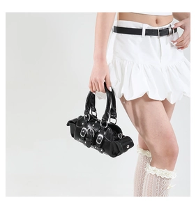 Détails du sac à main punk noir avec boucles métalliques argentées et rivets décoratifs