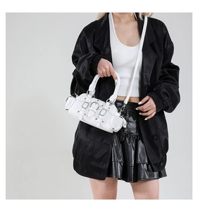 Détails du sac à main blanc style Y2K avec boucles argentées et décorations zippées