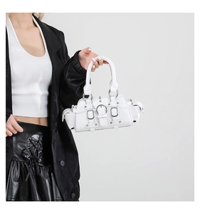 Vue détaillée du sac à main blanc Y2K en similicuir avec boucles métalliques argentées