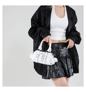Détail du sac à main blanc style motard Y2K avec boucles et poches latérales