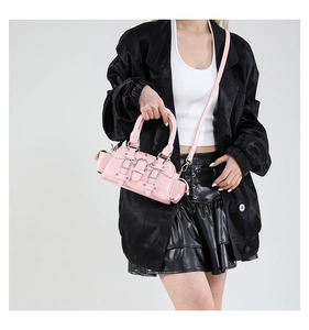 Sac à main rose brillant style moto avec boucles argentées et bandoulière amovible