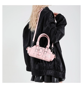 Gros plan du sac à main punk rose avec boucles métalliques et poches zippées