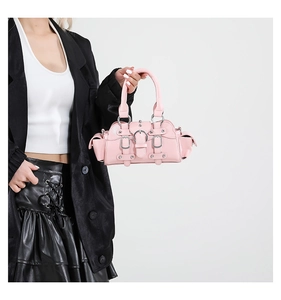 Détail du mini sac à main rose style Y2K avec rivets argentés et boucles en métal