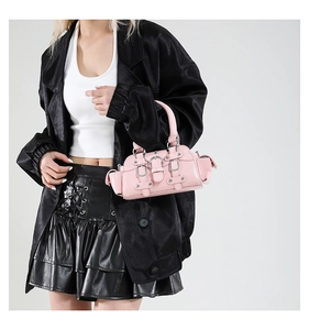 Détail du sac à main rose style Y2K avec boucles argentées et sangles punk chic