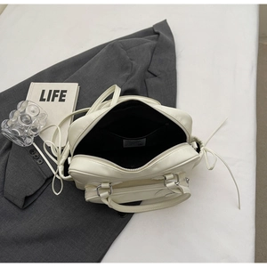 Vue intérieure d'un sac à dos blanc en cuir PU avec grande capacité et doublure noire