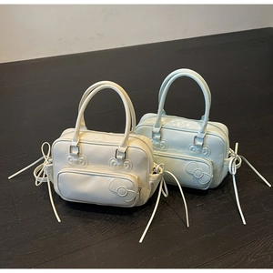 Détail de sacs Boston en cuir PU blanc et bleu avec nœuds 3D et longs rubans décoratifs
