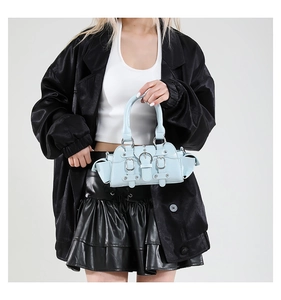 Détail du sac à main bleu clair style Y2K punk avec boucles en métal et sangles déco