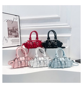 Collection de mini sacs bandoulière avec boucles métalliques et rivets en plusieurs couleurs