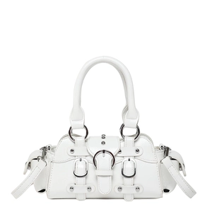 Détails du sac à main blanc style Y2K avec boucles métalliques et fini brillant