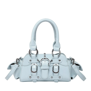 Sac à main en cuir verni bleu clair avec design multi-boucles et détails argentés