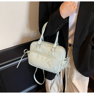 Détail du sac à main vert menthe en cuir PU avec nœuds 3D et bandoulière longue