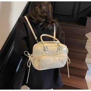 Vue détaillée d'un sac à dos en cuir PU crème avec des nœuds décoratifs