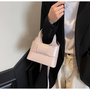 Détail du sac à main rose pâle avec nœud élégant et finition en cuir mat doux
