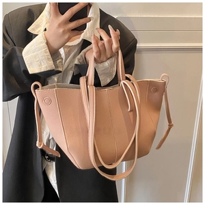 Spiegel-Selfie der großen rosa Ledertasche mit Kordelzug-Detail und praktischem Schultergurt