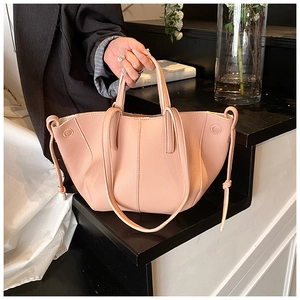 Detail der rosa Handtasche mit Litschimuster, Kordelzug und Schultergurt-Design