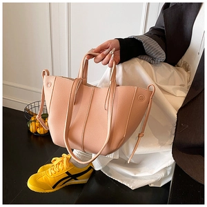 Detail der blush-pinken Tote Bag mit Lychee-Muster, Metallring und Schultergurt
