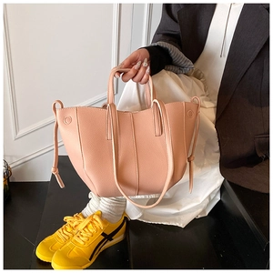 Detailansicht der rosa Schultertasche aus genarbtem Leder mit verstellbaren Kordelzügen
