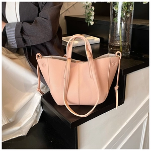 Detail einer rosafarbenen Tote Bag aus genarbtem Leder mit Knoten auf einem Display