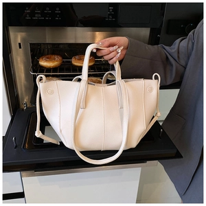 Detailansicht der cremeweißen Schultertasche mit hochwertiger Lychee-Lederstruktur