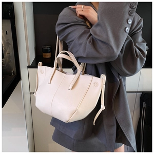 Detailaufnahme der Litschikorn-Textur auf einer cremefarbenen Minimalist-Tote-Bag