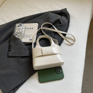 Petit sac seau beige en cuir PU avec grand nœud décoratif et bandoulière réglable
